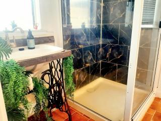 Spacious Outback Home for Groups and families with Private BBQ & Aircon - 4