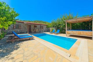 Havuzu Korunaklı Jakuzili Villa - 0