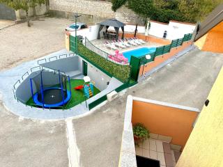 Holiday Home Three Sisters with Swimming Pool & Jacuzzi - 4