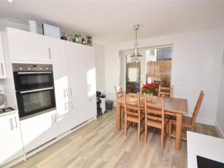 Sunny , Specious Double Bedroom Closer to Riverside - 9