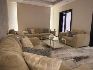 Three Bedrooms Apartment شقة ثلاث غرف نوم - 8