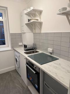 Hidden Gem in Leafy Richmond, 1-Bed Flat Near Station & Kew Gardens - 0