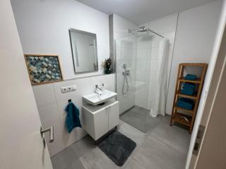 Schöne Wohnung mit eigenem Eingang Souterrain - 2
