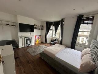 Massive cozy room with shared bathroom - 5