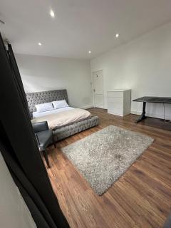 Massive cozy room with shared bathroom - 1