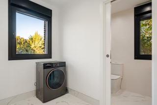 Amazing Luxury Villa - 4