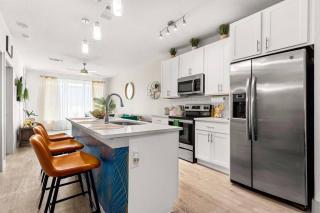 Riverwalk Nearby | King Bed | Downtown Stay - 2