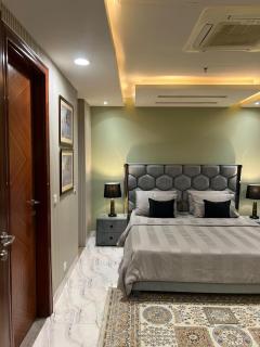 Luxury 2 Bed Apartment at Goldcrest Mall DHA Phase 4 Lahore by Monark Suites - 8