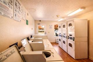 HomeTowne Studios by Red Roof Houston - West Oaks - Energy Corridor - 4