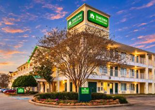 HomeTowne Studios by Red Roof Houston - West Oaks - Energy Corridor - 6