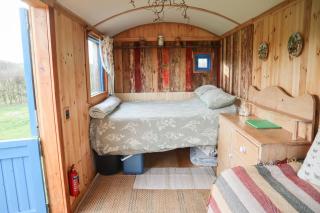Shepherds Hut Larch Blean Bees Glamping - 2