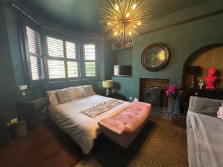 Comfortable Room or Whole House - 4BR 1BATH 1TOILET at Suffolk Pink House, Newmarket - 7