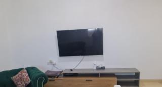 غرفة ماستر مع سريرين كبار وشاشة ومجلس - 0