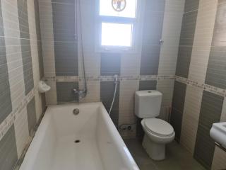 غرفة ماستر مع سريرين كبار وشاشة ومجلس - 3