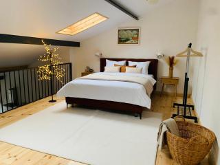 Retreat Kamianets Apartment , центр Старого міста , 100м до Ратуші , вид на сквер та історичний центр - 0