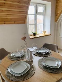 Retreat Kamianets Apartment , центр Старого міста , 100м до Ратуші , вид на сквер та історичний центр - 9