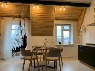 Retreat Kamianets Apartment , центр Старого міста , 100м до Ратуші , вид на сквер та історичний центр - 2