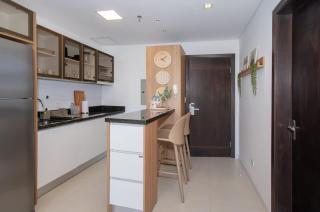 Sunlit Studio Desk Gym & Full Kitchen - 1