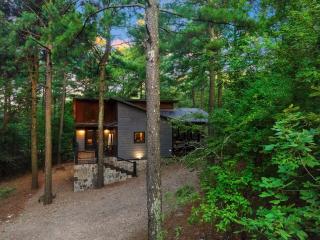 Romantic 1BR Cabin in Broken Bow HotTub, FirePit - 4