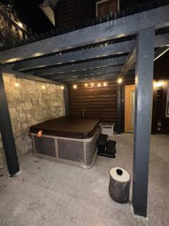 Smokey Mountain Retreat, hot tub, game room, sleeps 8! - 7