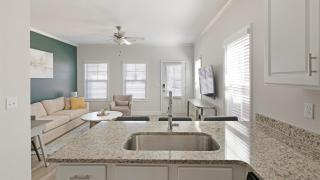 Landing Incredible 1BD Courtyard Clubhouse - 6