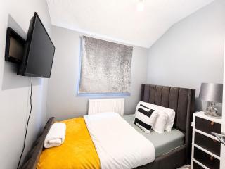 Rochester House with Free Parking - Long Stays - 6