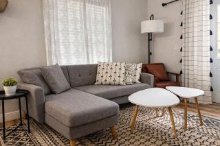 Private Yard Escape - 8 Min to Beach - Quiet &Stylish - 9