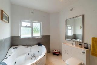 Borrowdale Top End - Apartments - 4