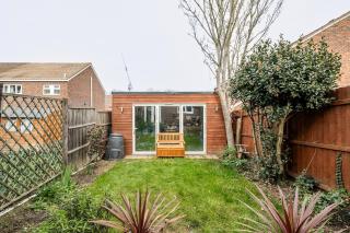 Serene garden 2-bed home with parking - 1