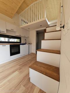 Modernes Tiny House im Grünen mit Terrasse und Parkplatz - 5