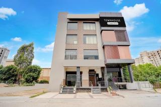 Townhouse by OYO Cosmo Mall Zirakpur Formerly R K Residency - 0