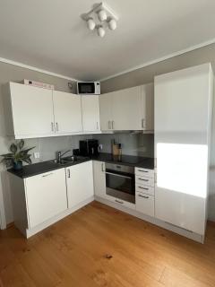 Bright and modern apartment overlooking the water - 9