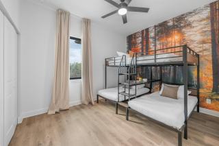 Brand-New 3-Bedroom Tampa Vacation Home Game Room Sleeps 11 - 7