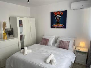 Zoe Urban Escape - 2 Metro Stops to Old Town - 4