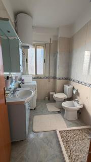 Sunny Balcony Apartment Walk to Beach - 2