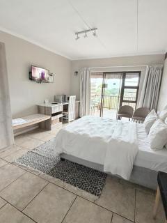 The Hide on 37 Flamingo - 2