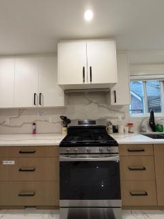 Vancouver Downtown Budget Stay- Free Parking, Walk to Skytrain, BC Place - 5