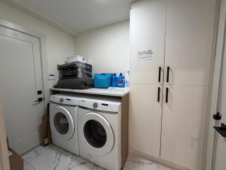 Vancouver Downtown Budget Stay- Free Parking, Walk to Skytrain, BC Place - 4