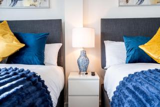Leeds Luxury Apartment - Free Parking -Sleeps 12 - 1