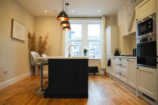 Modern 2 Bed 2 Bath Apartment in Prime Jesmond Location - 1