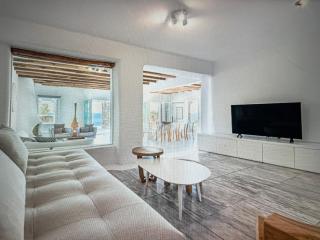 Stunning 6 Bedroom Villa - 3