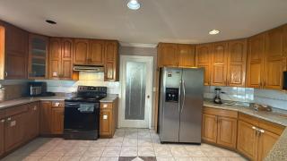 Surrey-Delta Guest House - Private Rooms - Free Parking, Walk to Transit - 9