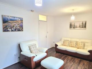 Newly Refurbished 3 Bedroom House, Sleeps 6 - 0