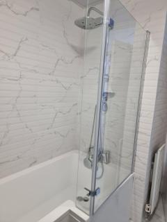 Newly Refurbished 3 Bedroom House, Sleeps 6 - 1