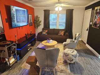 Zuri Haven - Downtown, NRG, Hobby Airport, Hot Tub, Arcade Games - 9