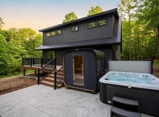 Luxury Retreat, Hot Tub, Sauna & Lake Ann Beach - 9