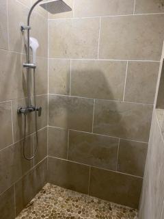 Chambre av salle de bain attenante chez philippe à Sainte Rose - 3