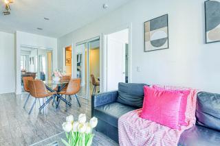 Cozy 1BR Stay with Queen - Near CN Tower - 6