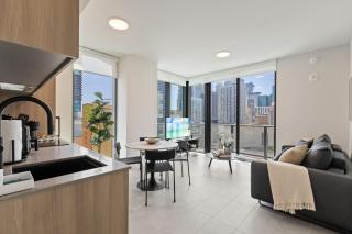 Stunning 2BR-2BA w Rooftop Pool Prime Location - 0
