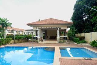 Tahanan by Isla Modern 2BR House with Parking near Airport - 5